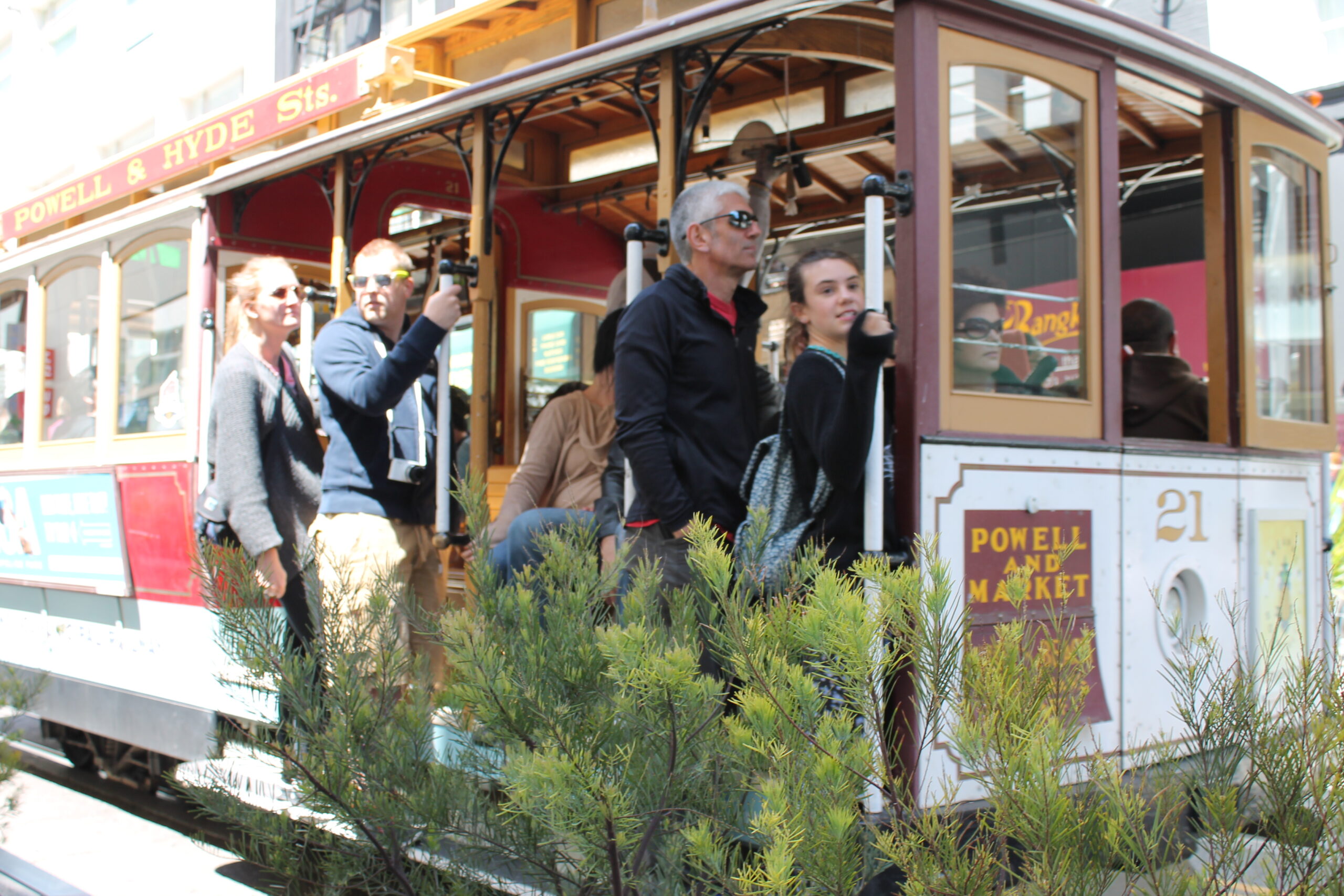 Tourists riding the cable car in Union Square in San Francisco. (Photo: Super G)