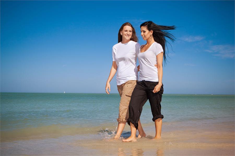 A couple enjoying a warm Miami beach. (Photo: Courtesy of IGLTA)