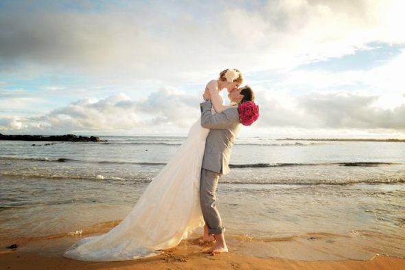 A joyous moment of wedded bliss captured on the shores of Kauai. (Photo: boards.weddingbee.com)