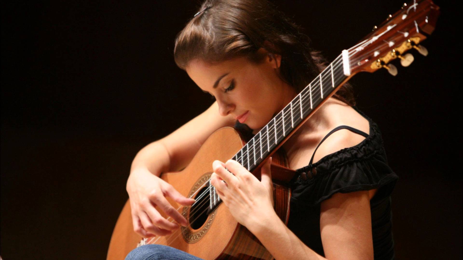 Premier classical guitarist Ana Vidović will perform August 7 – 9, 2015 at the Lake Tahoe SummerFest. (Photo: Courtesy of Ana Vidović)