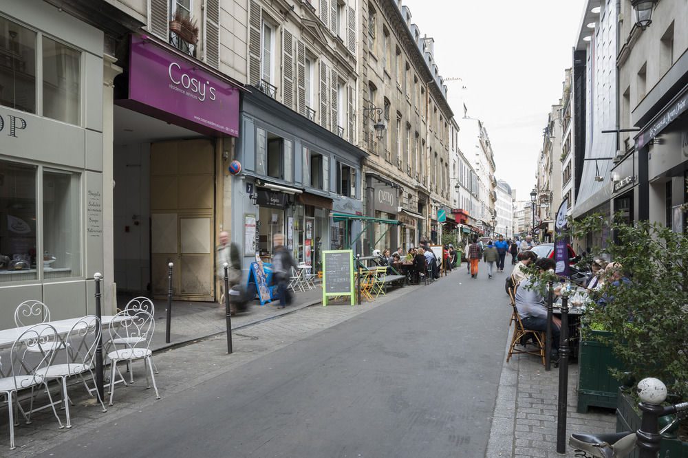 The bustling street filled with restaurants, cafes, shops, and bars on rue Cadet just outside Cosy’s Apartments Cadet. (Photo: Hotels)