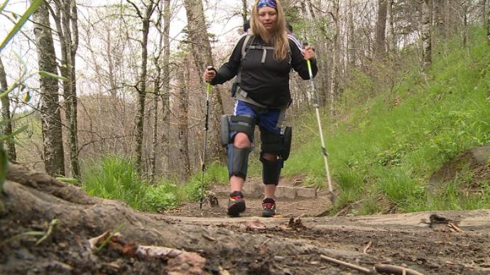 Paralyzed hiker Stacey Kozel takes on some of the United State’s toughest trails. (Photo: Courtesy of WVLT)